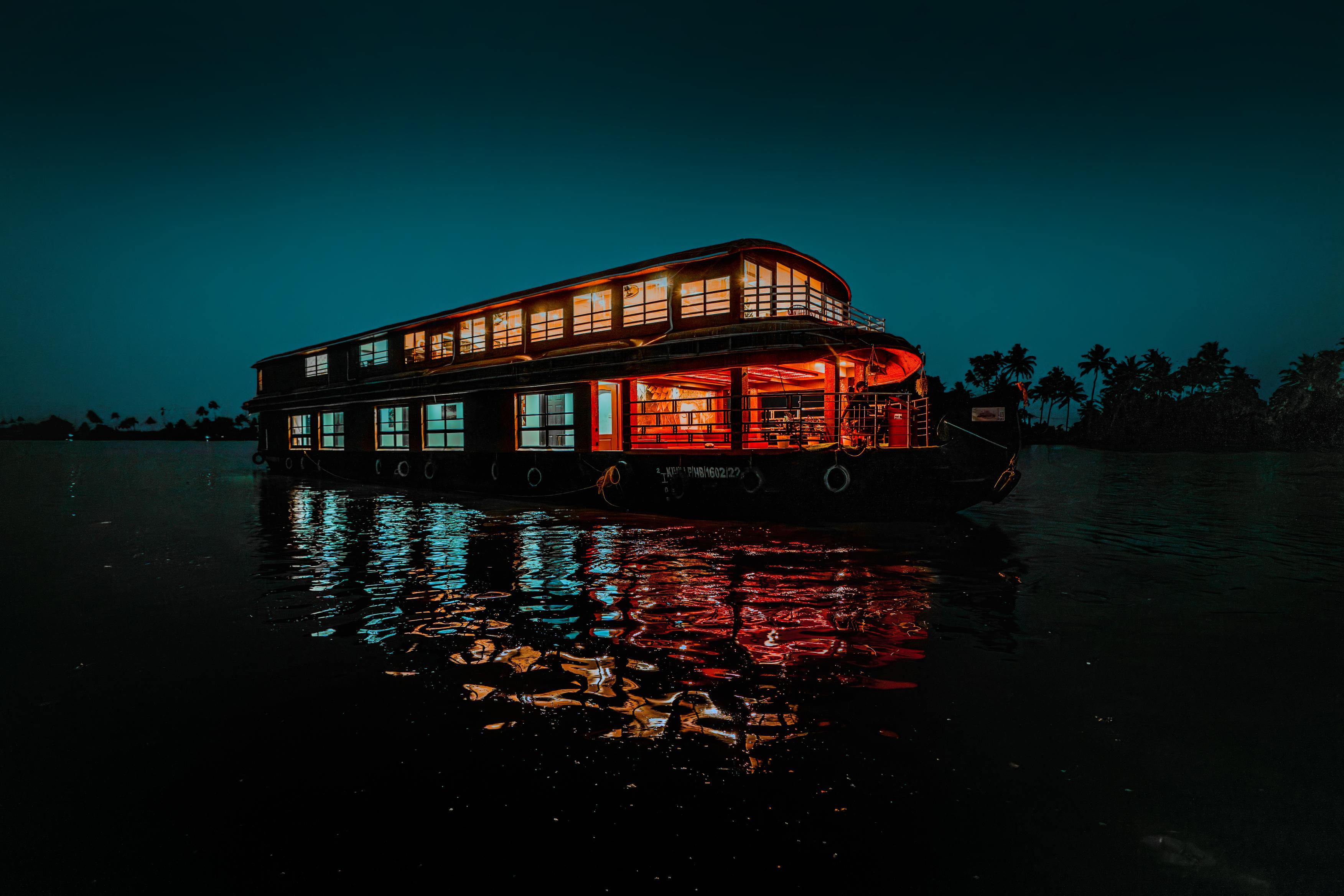 Premium Houseboat Experience